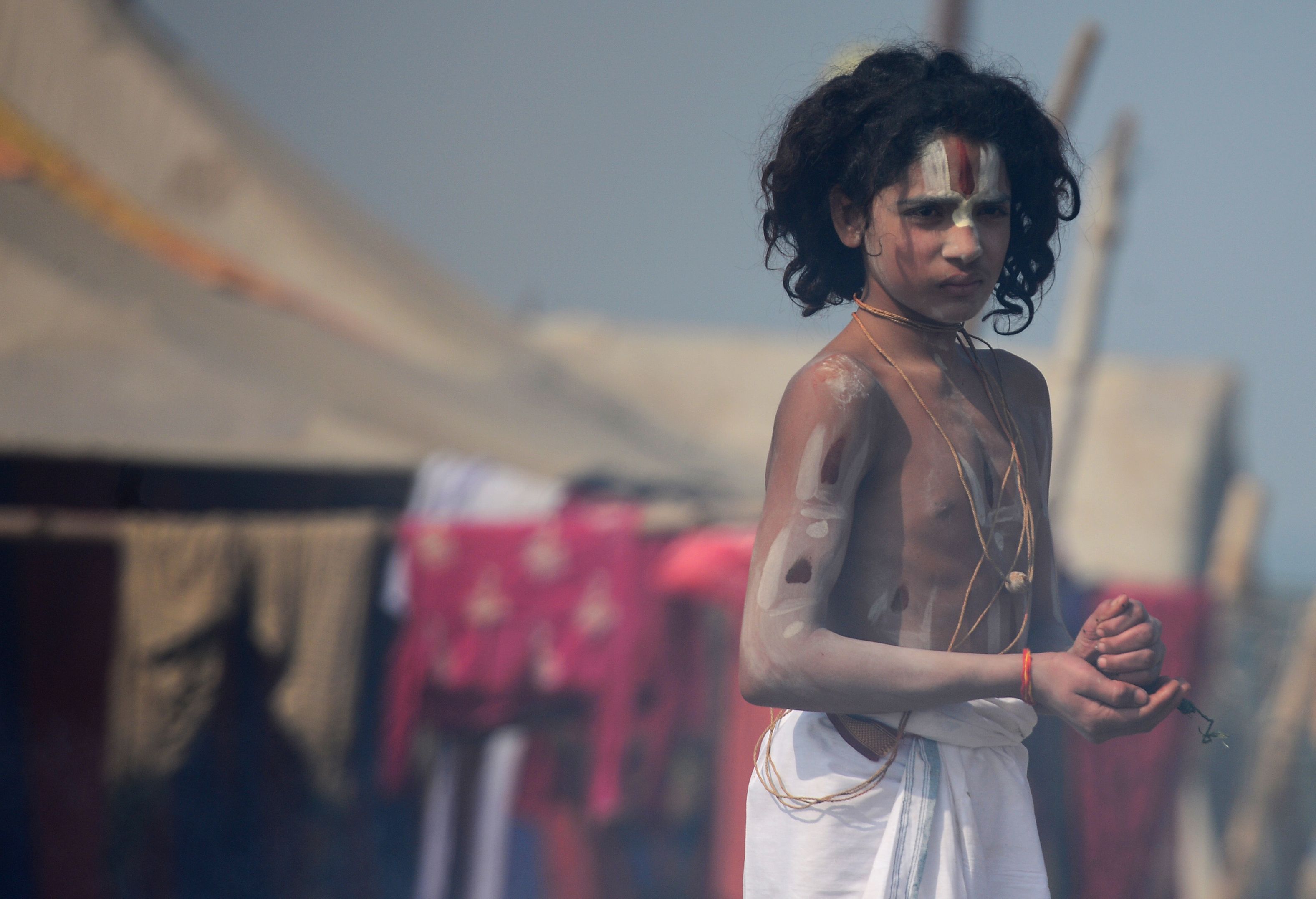 طفل هندوسى يشارك فى مهرجان ماغ ميلا