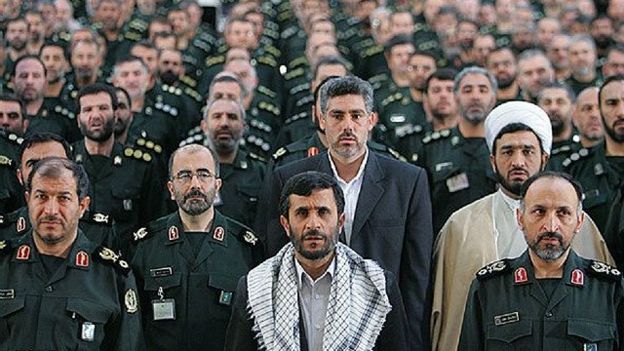 الرئيس السابق أحمدى نجاد وقادة الحرس الثورى