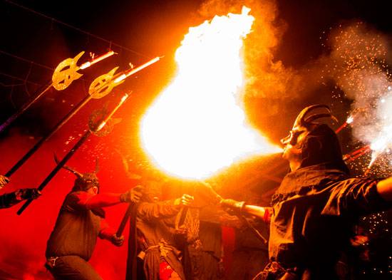 شرارات من النيران خلال احتفالات اسبانيا