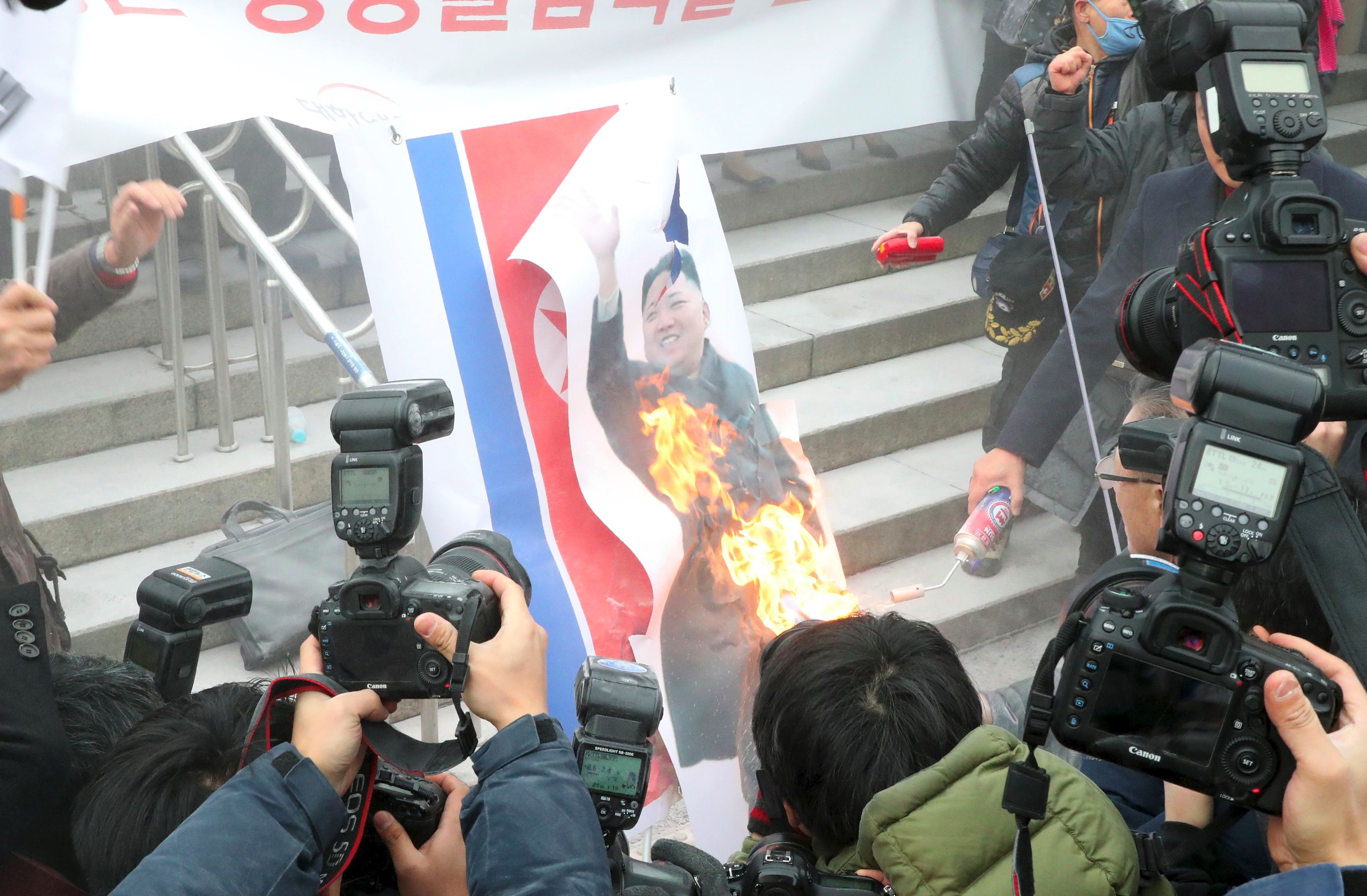 محتجون يشعلون صور زعيم كوريا الشمالية