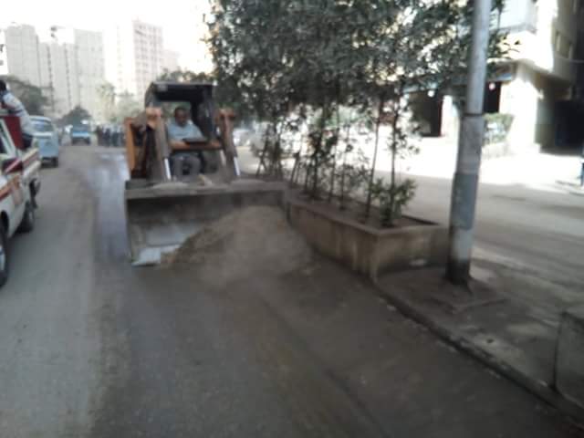 نظافة الجيزة ترفع 100  طن مخلفات من شارع الملكة ببولاق (4)