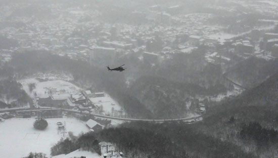 طائرة هليكوبتر تبحث عن ناجين إثر انهيار جليدى باليابان