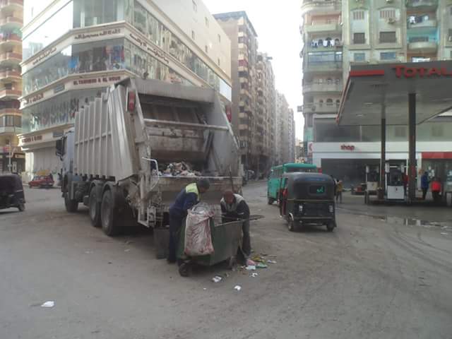 نظافة الجيزة ترفع 100  طن مخلفات من شارع الملكة ببولاق (9)