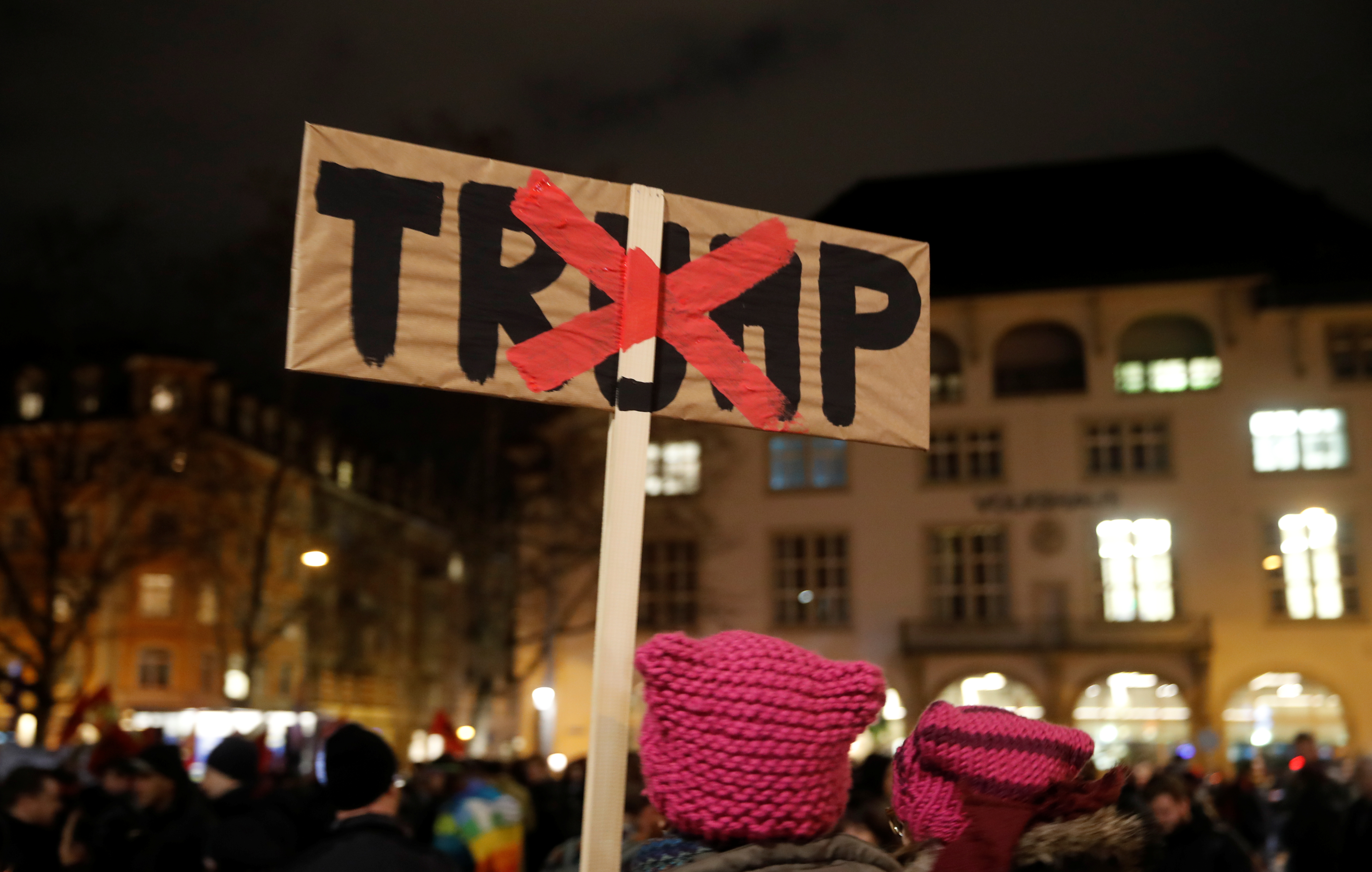 مظاهرات ترفض مشاركة دونالد ترامب فى مؤتمر دافوس بسويسرا