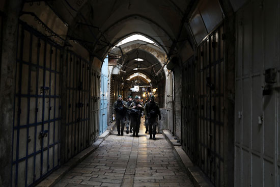 جنود الاحتلال يسيرون وسط المحال المغلقة فى القدس
