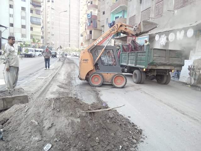 نظافة الجيزة ترفع 100  طن مخلفات من شارع الملكة ببولاق (5)