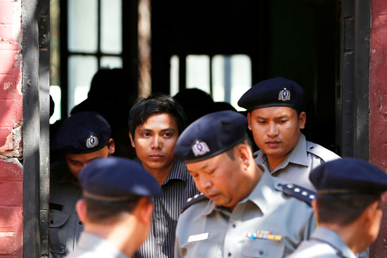 شرطة ميانمار ترافق صحفيى رويترز للمحاكمة