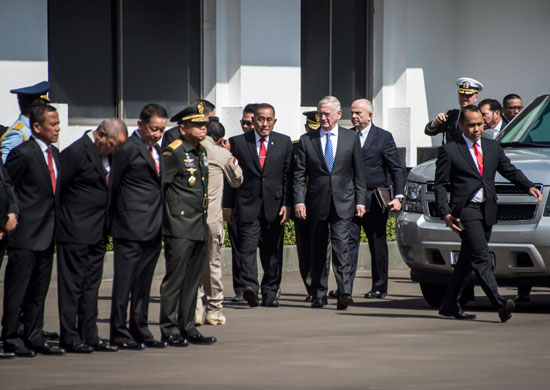 وصول وزير الدفاع الأمريكى إلى إندونيسيا
