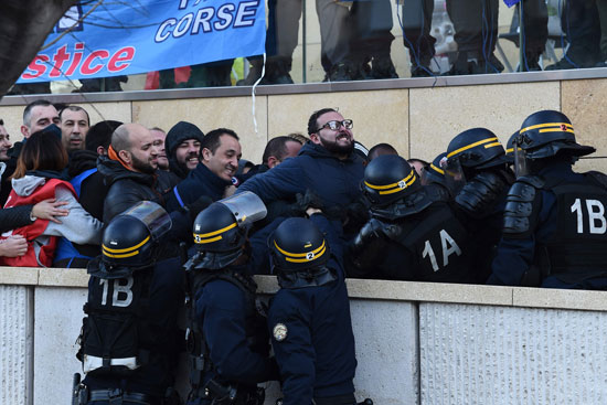 اعتقال حراس السجون المضربين عن العمل فى فرنسا