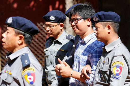 شرطة ميانمار تنقل صحفيى رويترز للمحاكمة