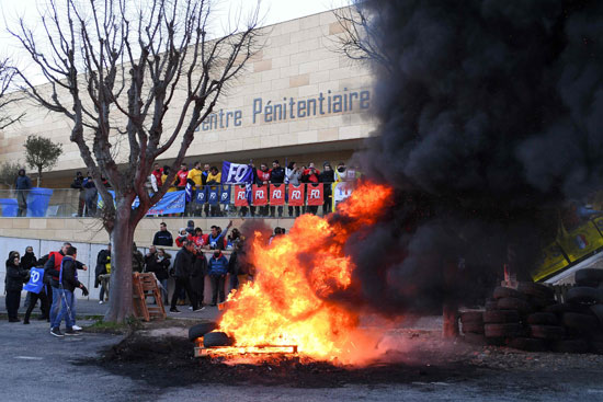 حراس السجون فى فرنسا يشعلون النار أثناء اضرابهم