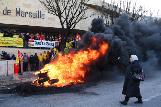 احتجاجات لحراس السجون فى فرنسا