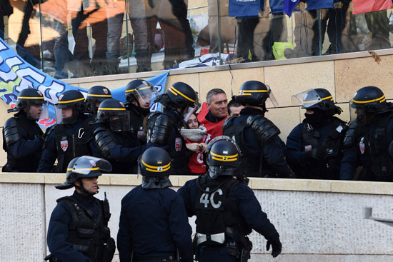 الشرطة الفرنسية تلقى القبض على حراس السجون