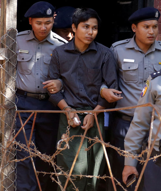 اقتياد صحفيى رويترز للمحاكمة فى ميانمار