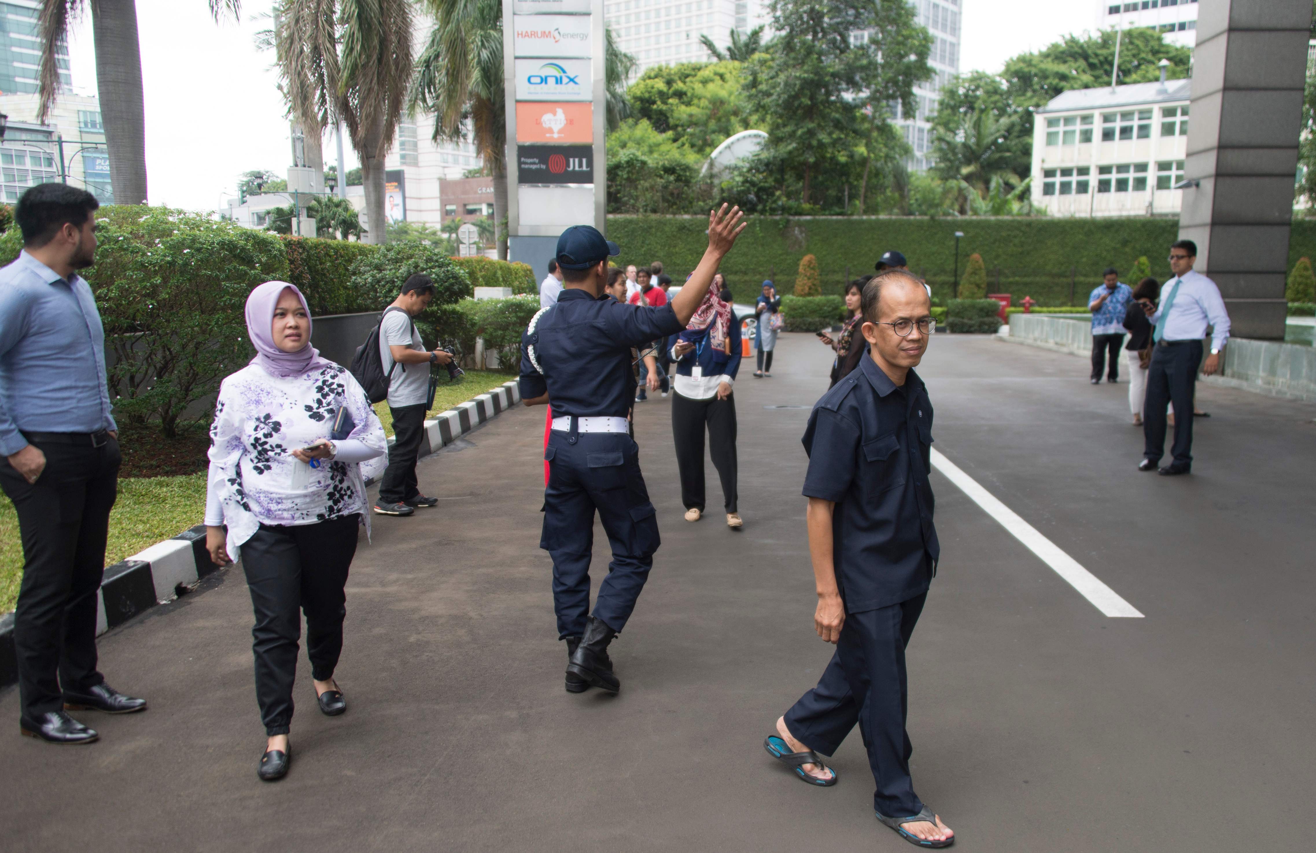 الشرطة توجه المواطنين للهرب بعد زلزال فى إندونيسيا