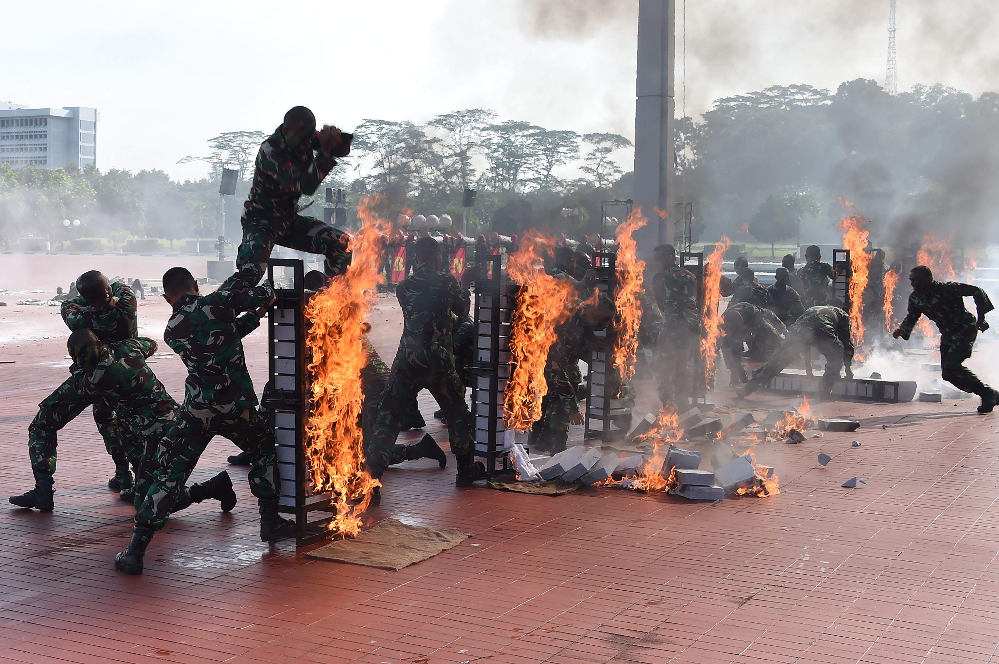 استعراض لجنود اندونيسيين وسط النيران