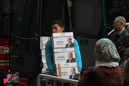 مواطنون يهتفون للرئيس أثناء تسليم التوكيلات للهيئة الوطنية للانتخابات