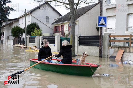 مواطنون يستخدمون قارب للتنقل بين مياه الفيضان بفرنسا