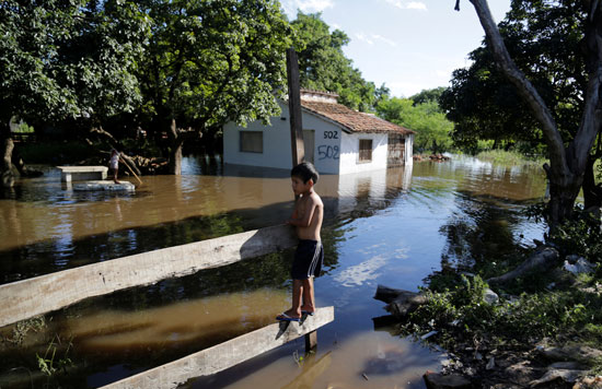 الفيضانات تغرق شوارع باراجواى والسكان يواصلون الفرار من مياه الأمطار
