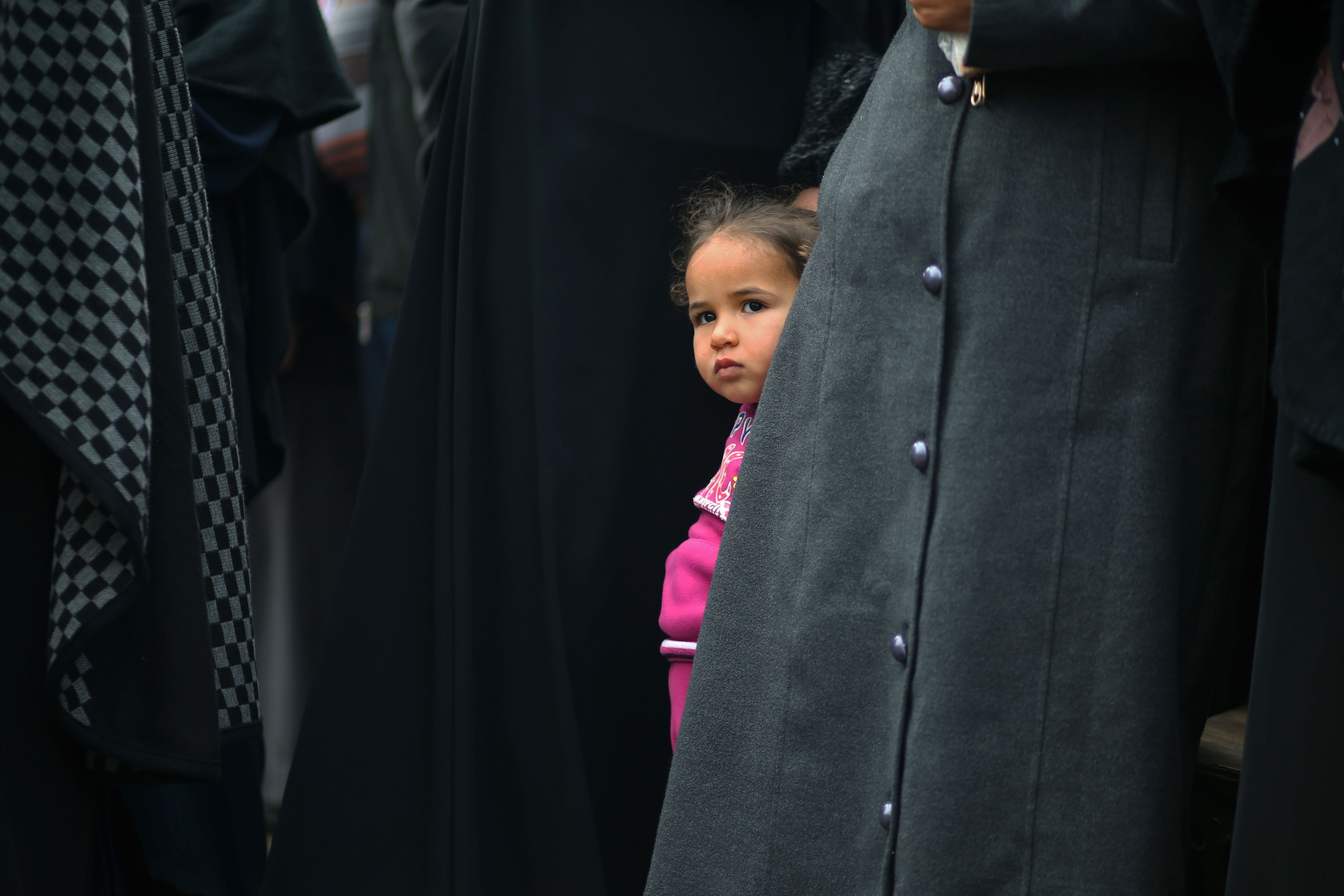طفلة تقف بجوار والدتها المشاركة فى المظاهرة