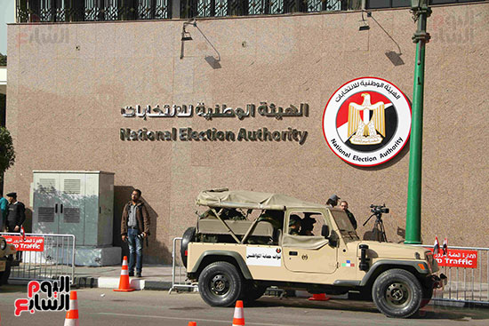 قوات حماية المواطن تصاحب توكيلات الرئيس أمام مقر الهيئة الوطنية
