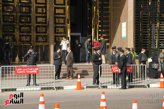 رجال الأمن أمام مقر الهيئة الوطنية عقب انتهاء تسليم توكيلات الرئيس