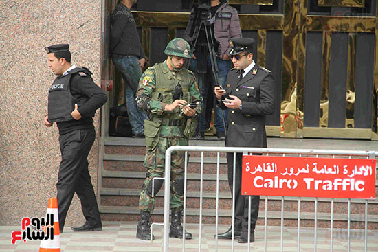 أحد أفراد حماية المواطن وبجواره أحد القيادات الأمنية أمام مقر الهيئة الوطنية