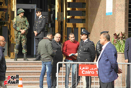 رجال الشرطة والجيش يؤمنان محيط الهيئة الوطنية للانتخابات