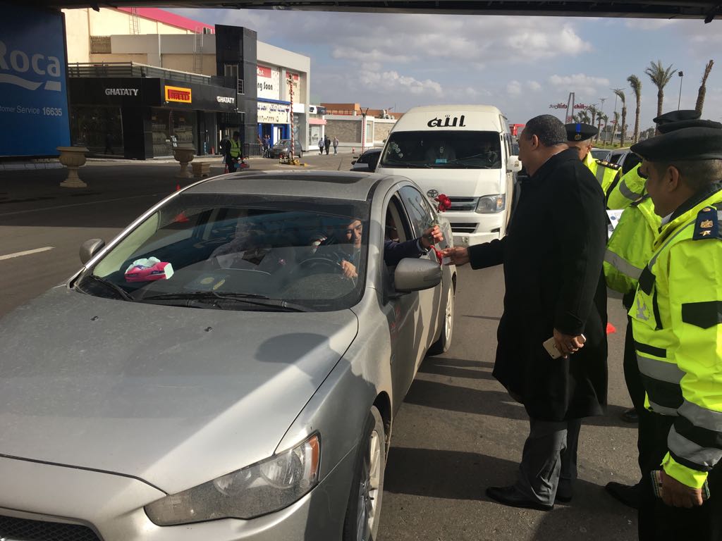 مساعد الوزير للمرور يوزع الورود على المواطنين
