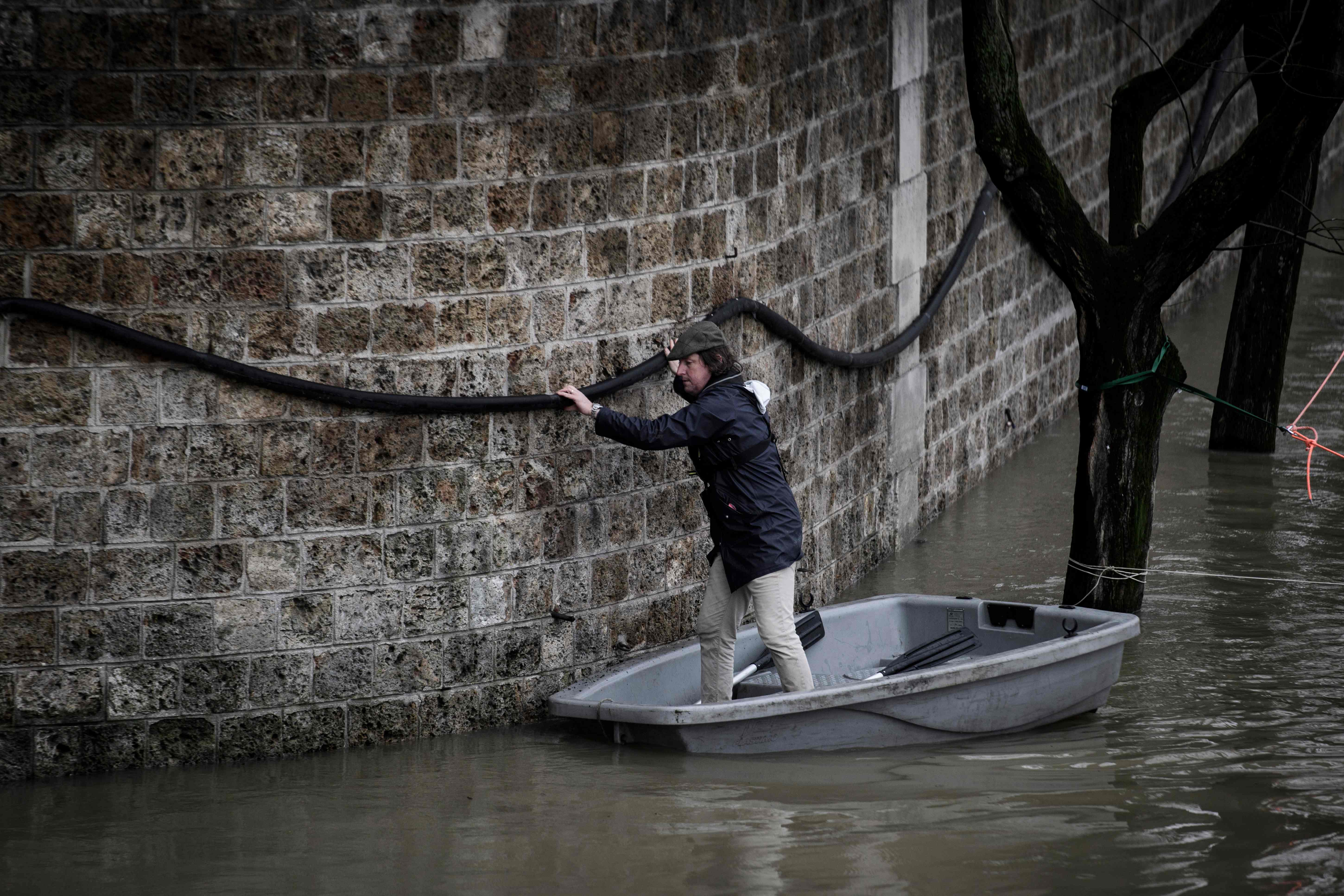 فيضانات تغرق شوارع باريس