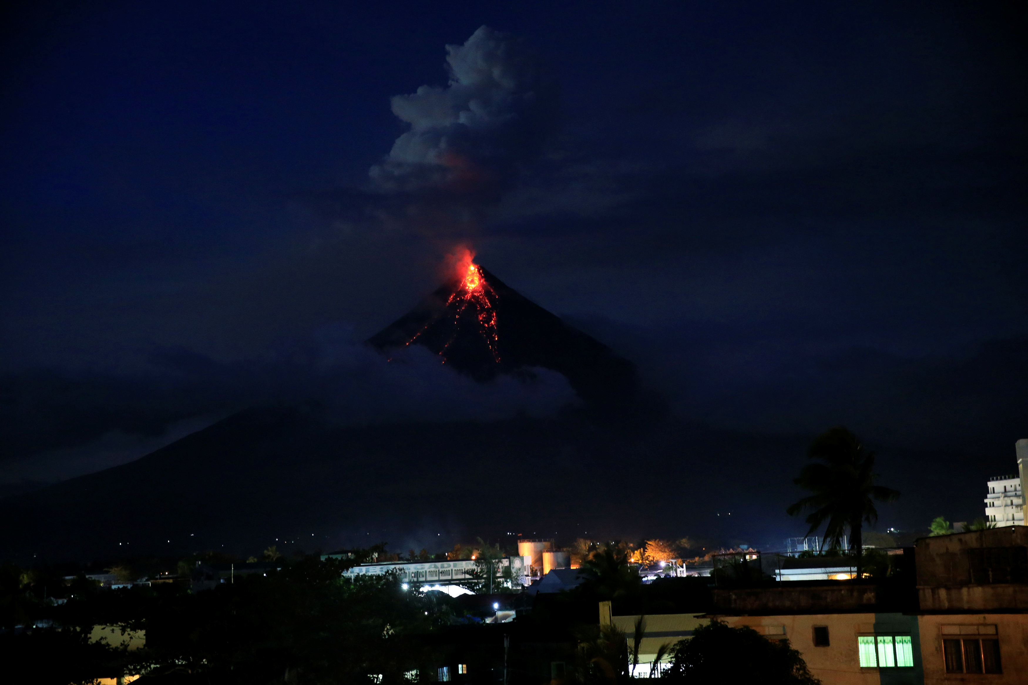 لحظة ثوران بركان الفلبين