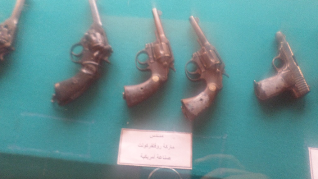 أنواع من المسدسات داخل المتحف