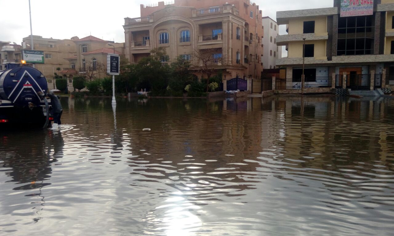 الشارع أثناء غرقه بمياه الأمطار