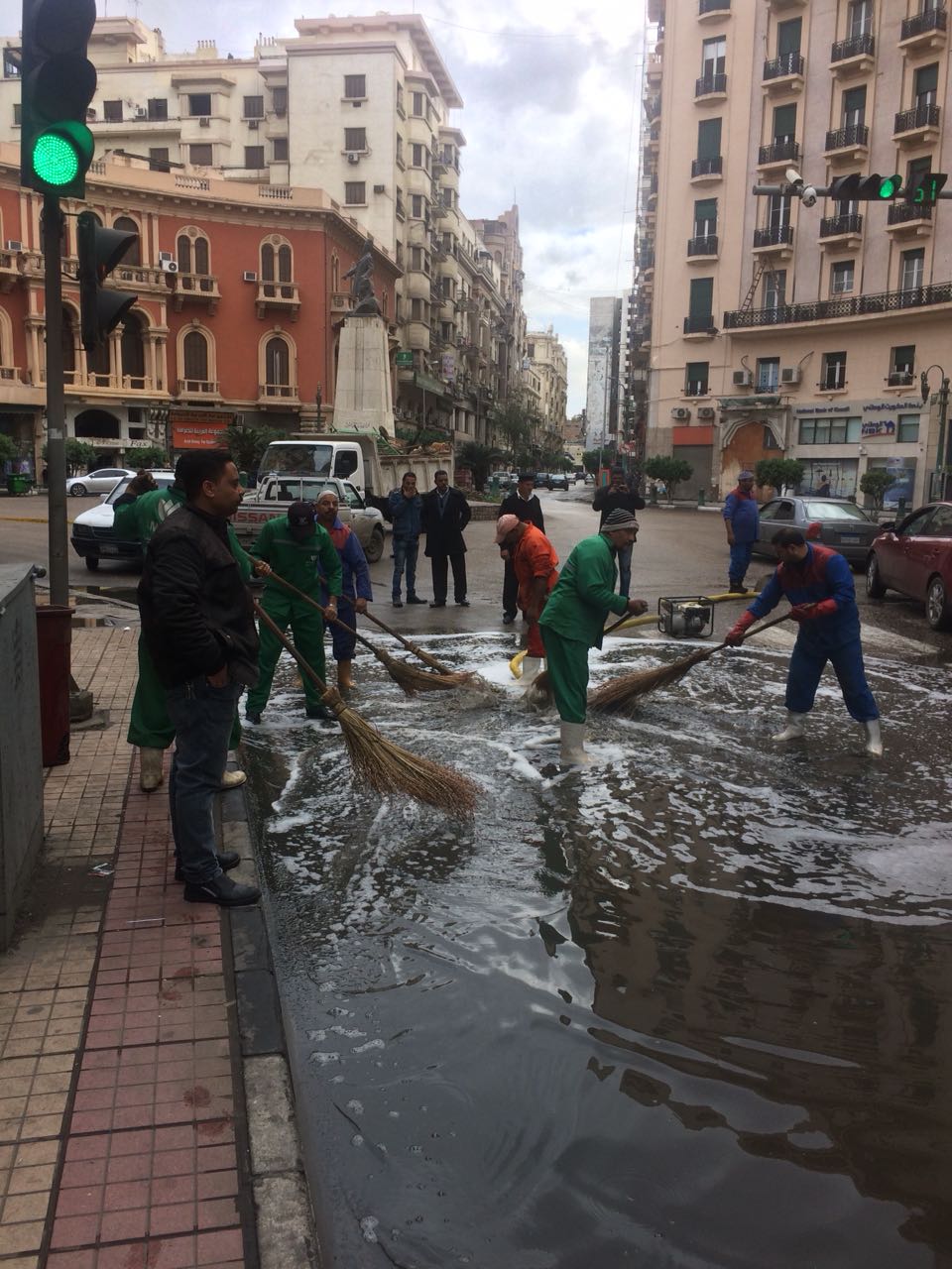 سحب مياه الأمطار من شوارع العاصمة