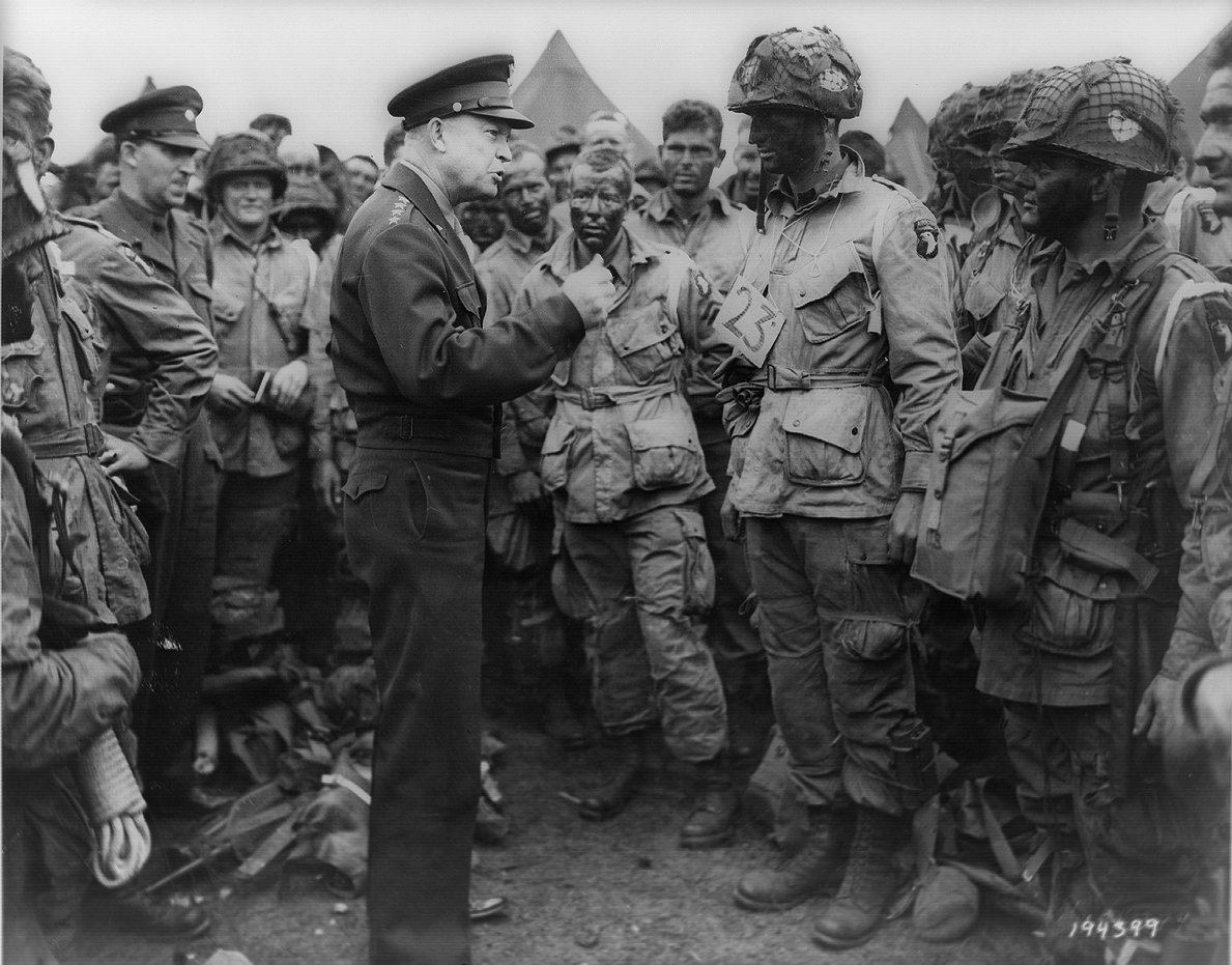 ايزنهاور مع مجموعة من الجنود الأمريكان خلال الحرب العالمية