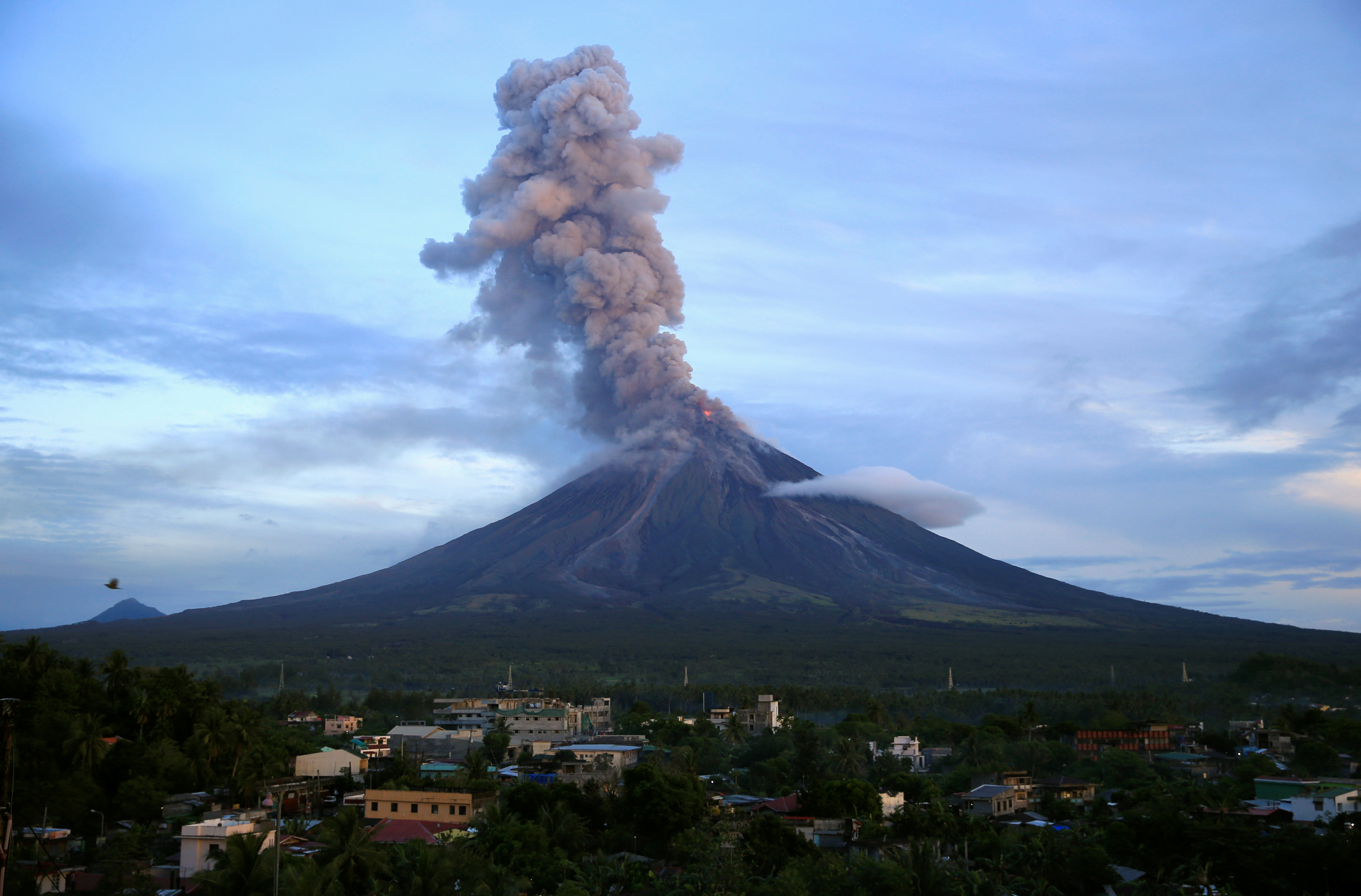 الآلاف الفلبين يواصلون الفرار من منازلهم بعد ثوران بركان مايون