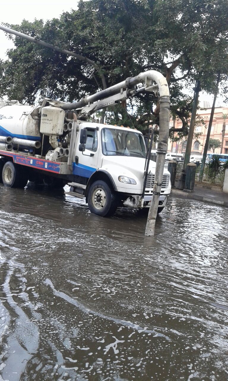 سيارات شفط المياه تتعامل مع آثار الأمطار