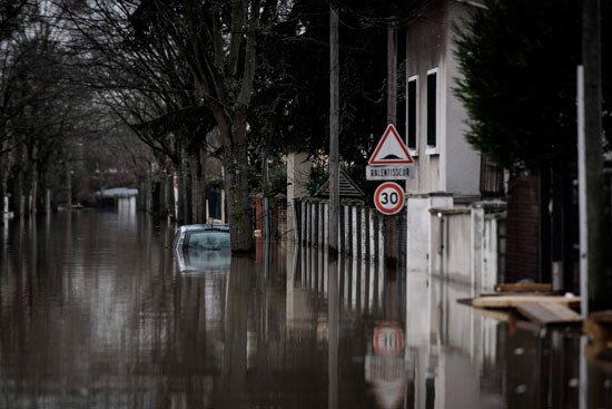 المياه تغطى شوارع باريس