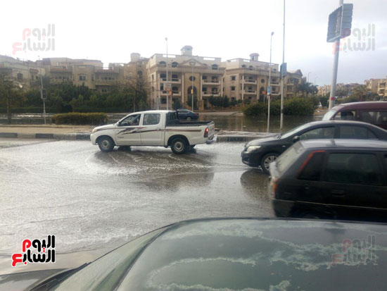 غرق شارع التسعين بمياه الأمطار (13)