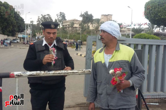عمال النظافة يوزعون الورود على ضباط الشرطة (4)