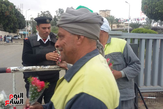 عمال النظافة يوزعون الورود على ضباط الشرطة (1)