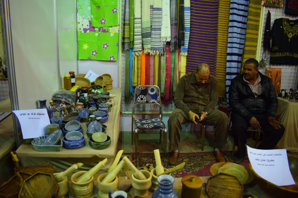              منتجات يدوية من الخشب والخزف معروضة بالبايكات