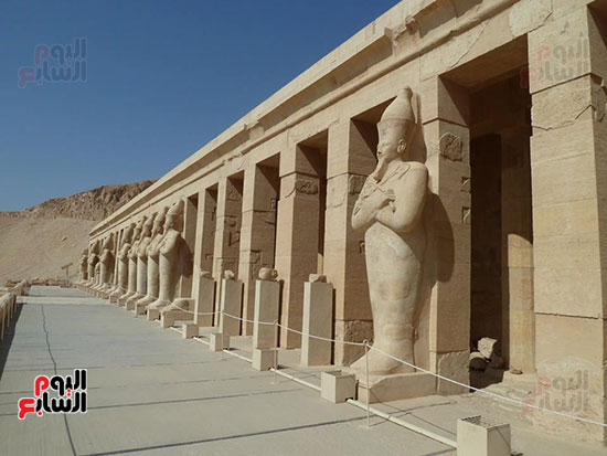    تماثيل واجهة معبد الملكة حتشبسوت بالأقصر