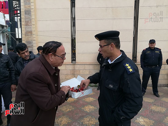  المواطن يوزع الحلوى على الجنود