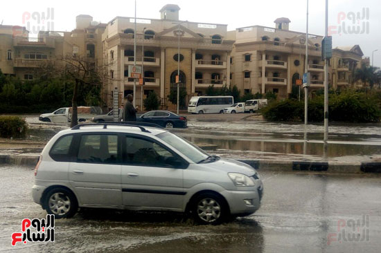 غرق شارع التسعين بمياه الأمطار (2)