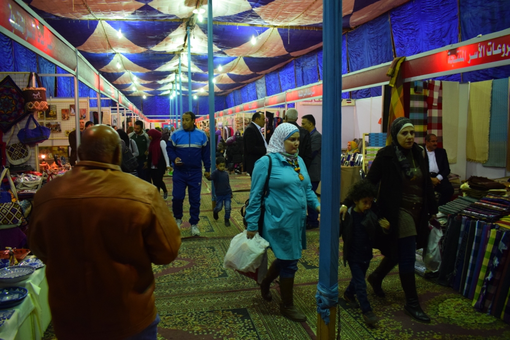          اقبال مميزة من الاهالي داخل اروقة المعرض