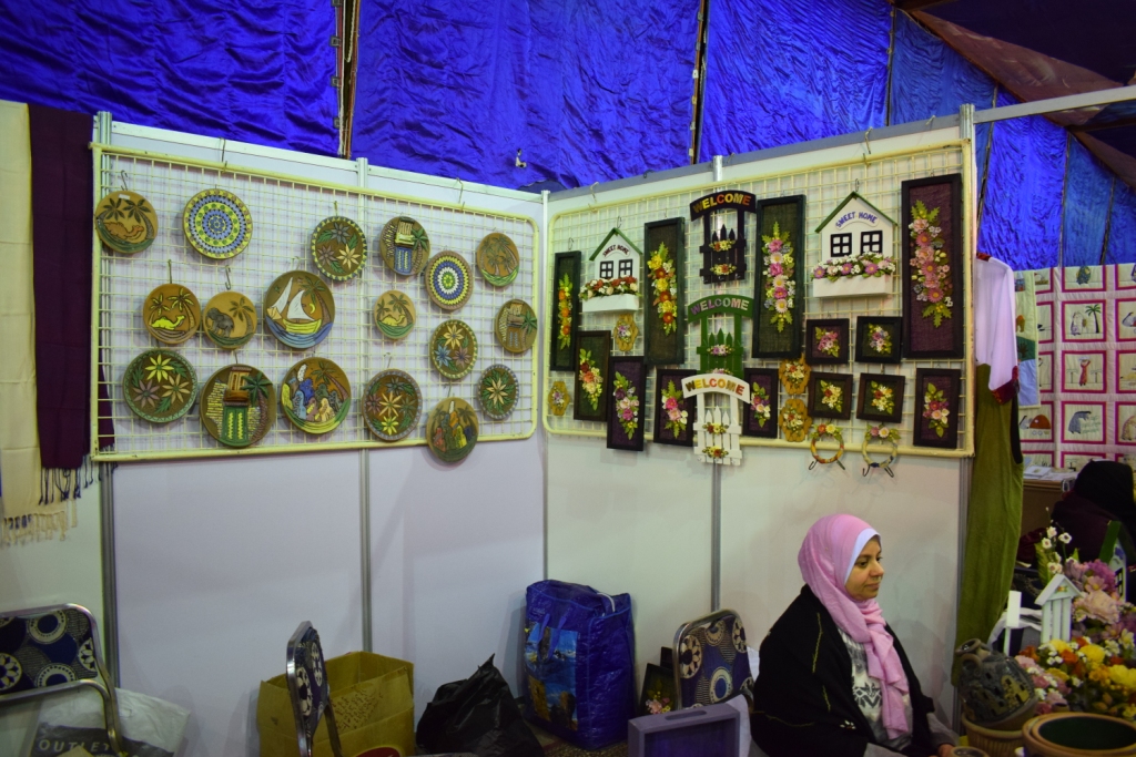         جانب من المنتجات اليدوية للأسر المنتجة