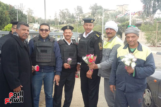 عمال النظافة يوزعون الورود على ضباط الشرطة (3)