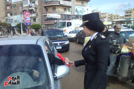 الملازم أول مريهان رضات تهدى الورود للمواطنين