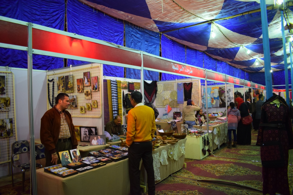             جانب من توافد الأهالي علي معرض ديارنا بالاقصر